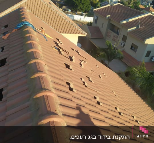 התקנת בידוד בגג רעפים.